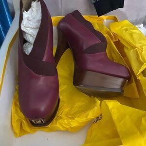 Worn once still in box Fendi Burgandy booties size 38